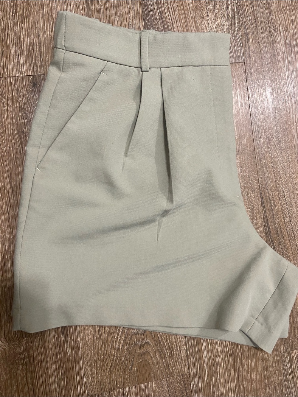 Abercrombie& & Fitch  High-Rise Pleat Front Women’s Shorts - Light Olive Size 16 - Picture 4 of 8